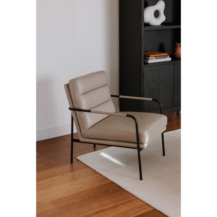 Vintage-Inspired Leather Armchair with Modern Twist