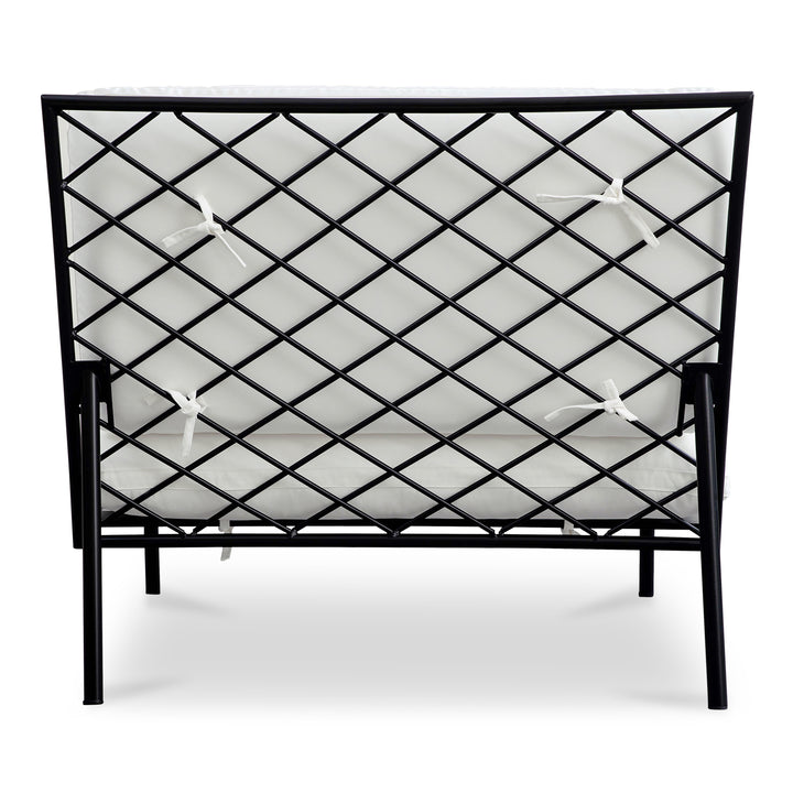 Breezy Crisscross Outdoor Seat: Weatherproof Elegance