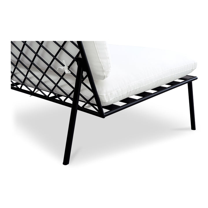 Breezy Crisscross Outdoor Seat: Weatherproof Elegance
