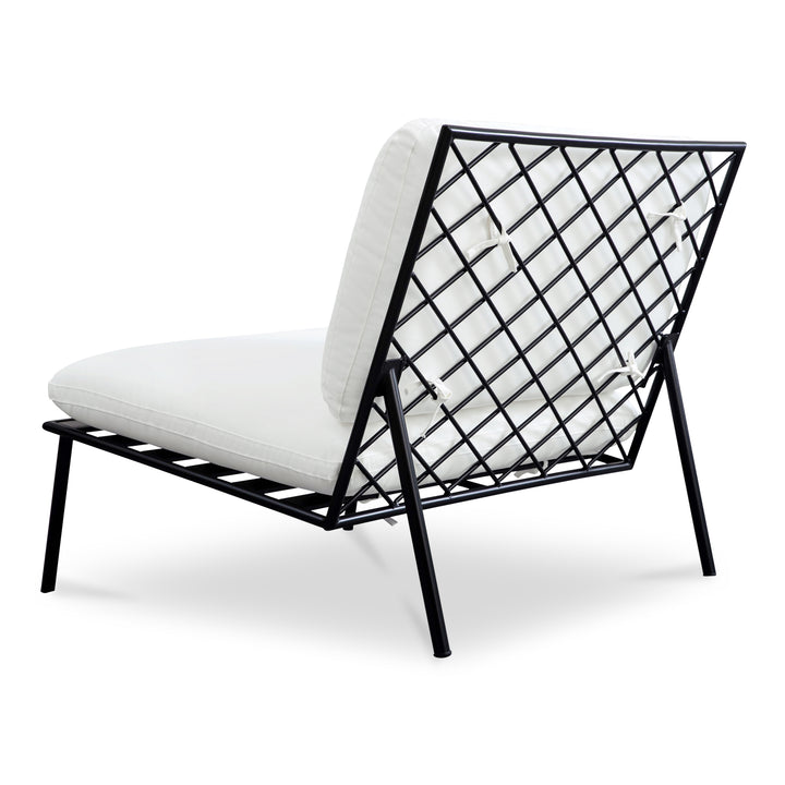 Breezy Crisscross Outdoor Seat: Weatherproof Elegance