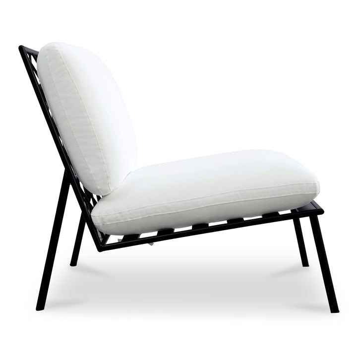 Breezy Crisscross Outdoor Seat: Weatherproof Elegance