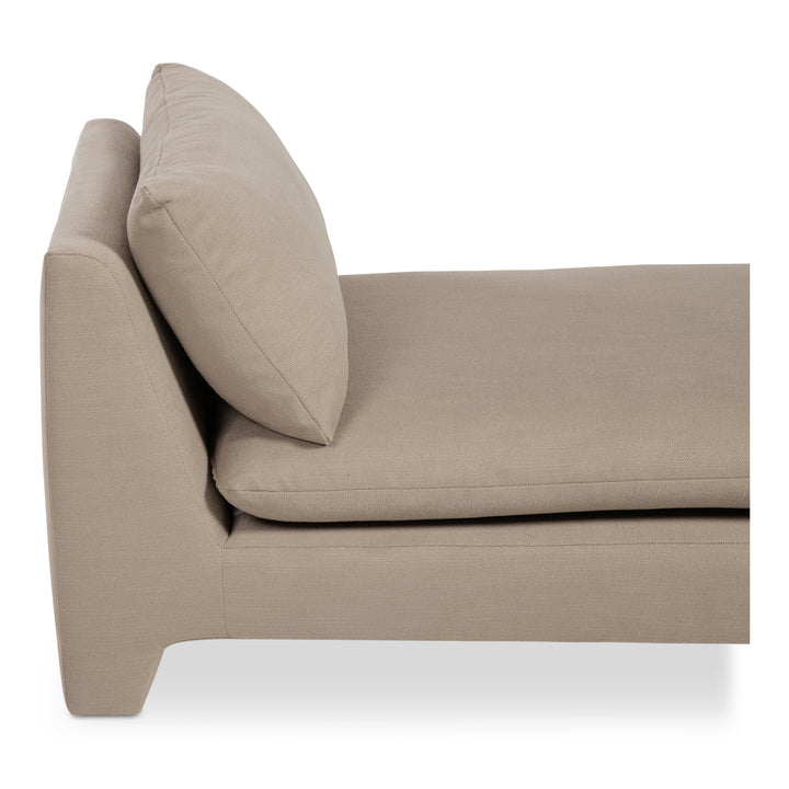 Retro-Chic Lounger with Padded Legs