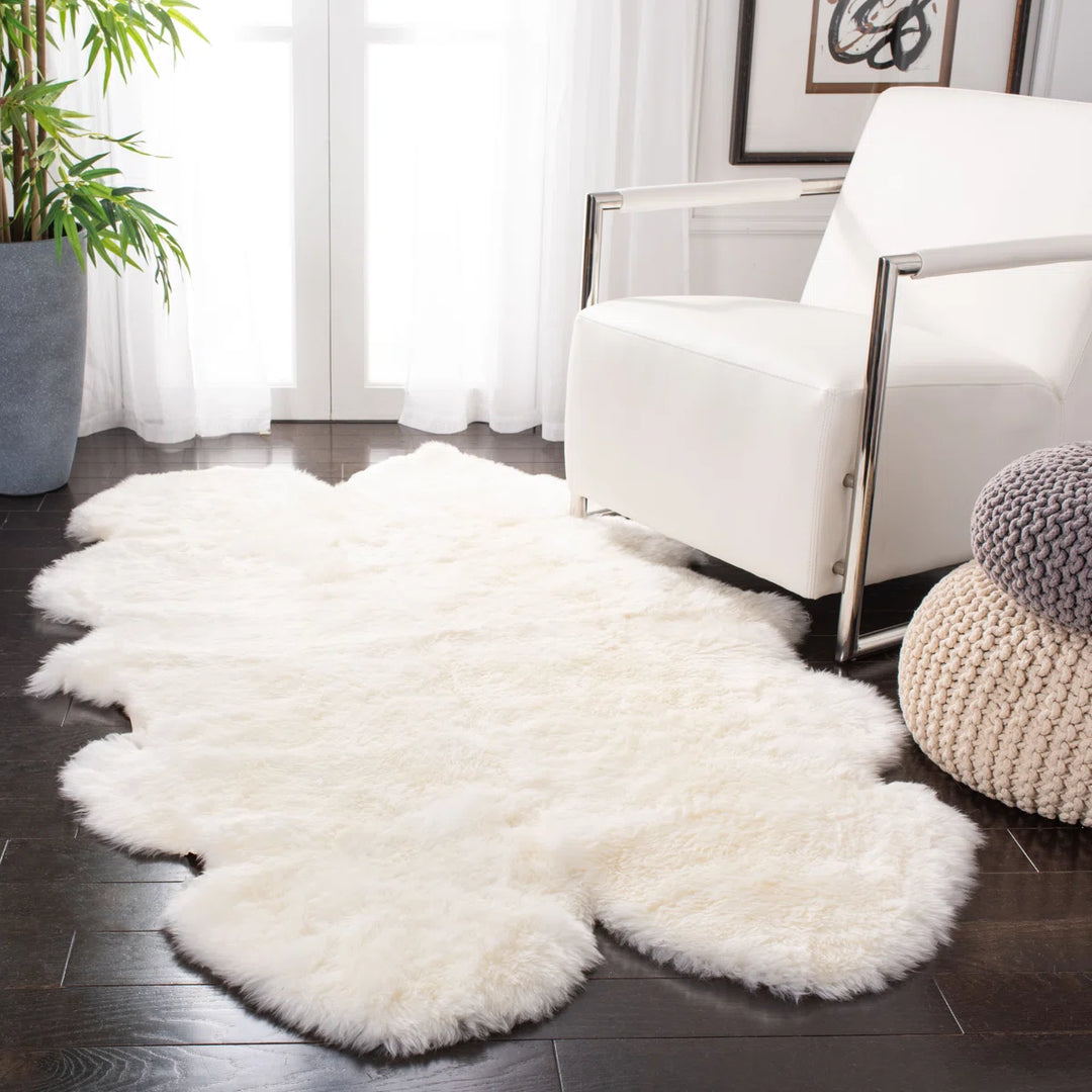 Mera Handmade Sheepskin White Area Rug-3'7"x6'