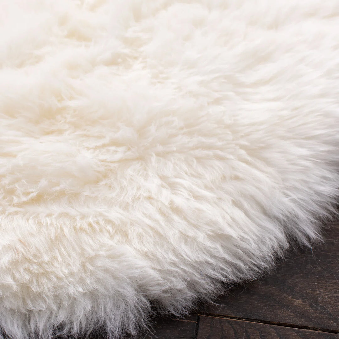 Mera Handmade Sheepskin White Area Rug-3'7"x6'