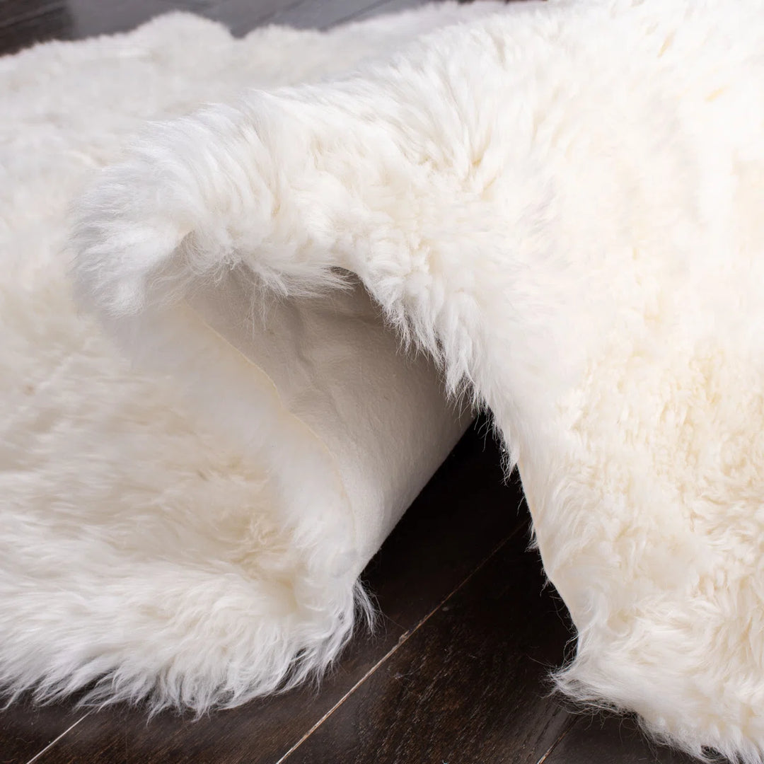 Mera Handmade Sheepskin White Area Rug-3'7"x6'