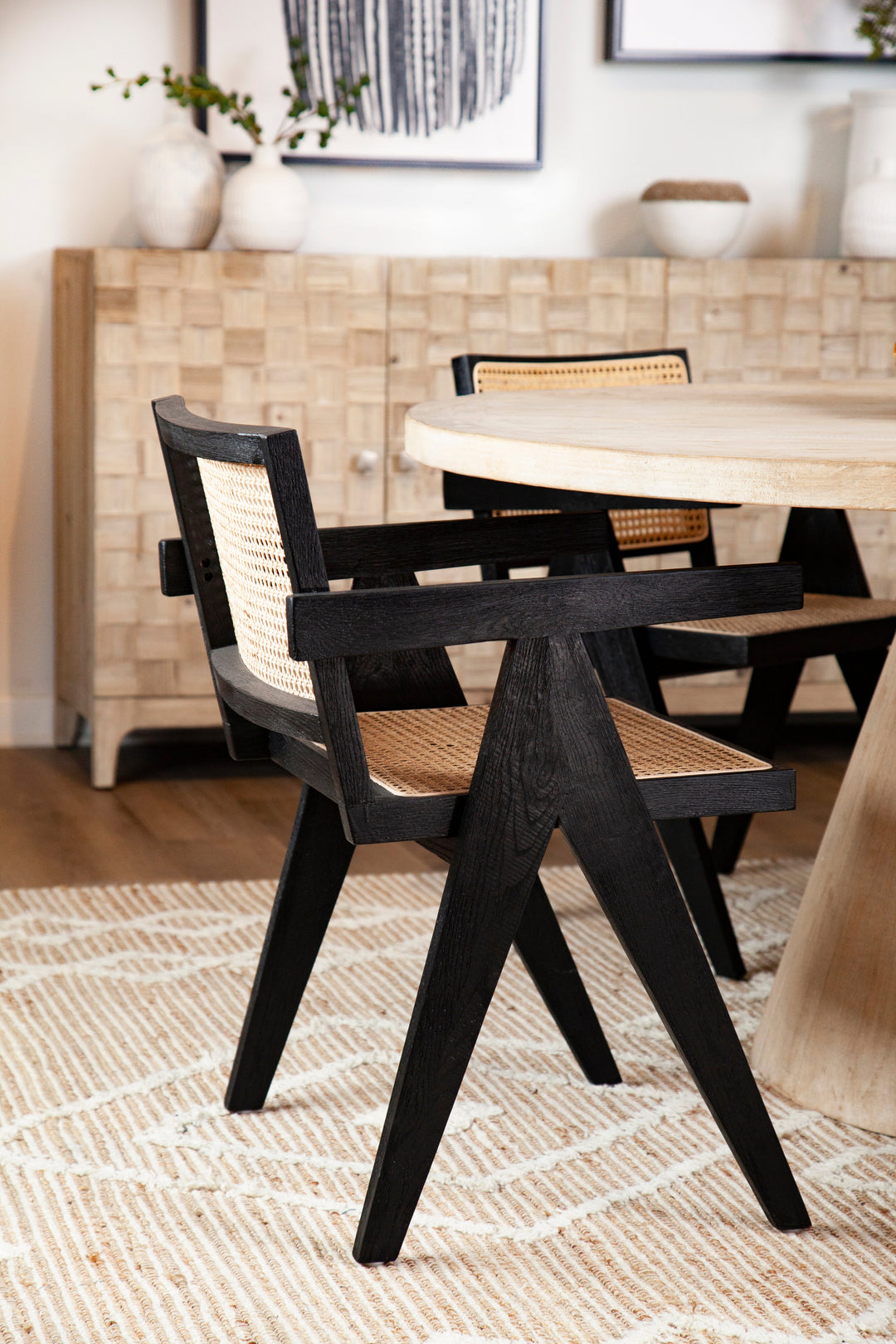 Artisanal Bistro Seater: Elevate Your Dining Experience