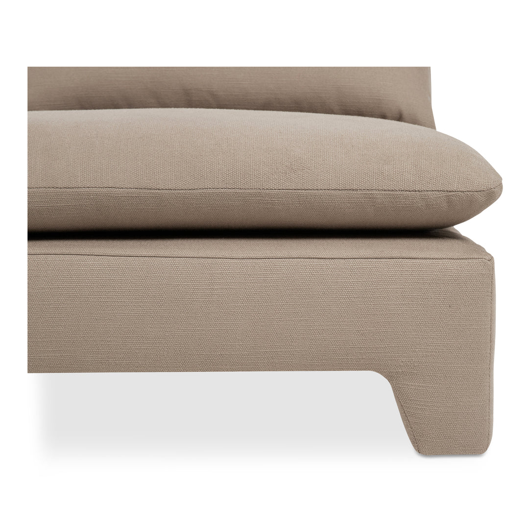 Retro-Chic Lounger with Padded Legs