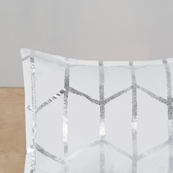 Raina Metallic Printed Comforter Set Intelligent Design Color: White/Silver Size: Full/Queen Comforter + 2 Shams + 2 Throw Pillow