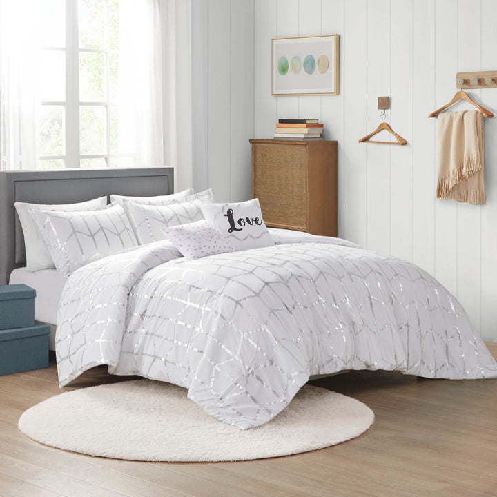 Raina Metallic Printed Comforter Set Intelligent Design Color: White/Silver Size: Full/Queen Comforter + 2 Shams + 2 Throw Pillow