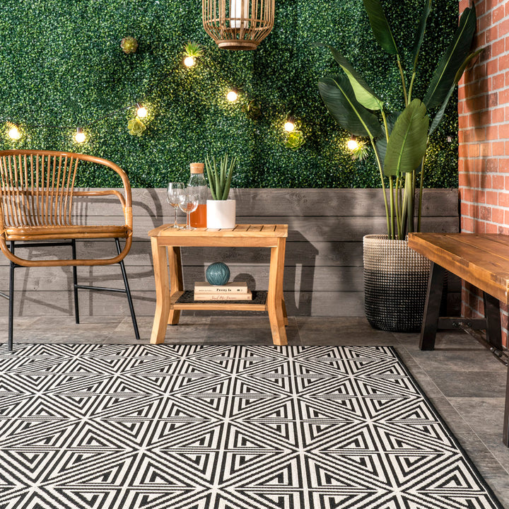 Cahuilla Geometric Black/White Indoor / Outdoor Area Rug Wade Logan® Rug Size: Rectangle 5' x 8'