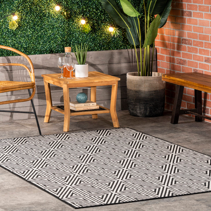 Cahuilla Geometric Black/White Indoor / Outdoor Area Rug Wade Logan® Rug Size: Rectangle 5' x 8'