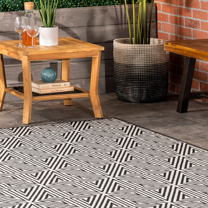 Cahuilla Geometric Black/White Indoor / Outdoor Area Rug Wade Logan® Rug Size: Rectangle 5' x 8'