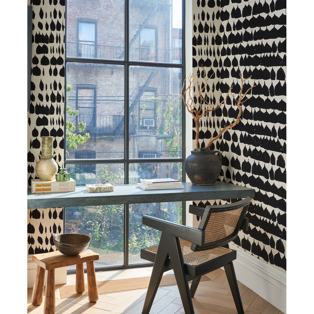 Queen Of Spain Wallpaper Schumacher Color: Black