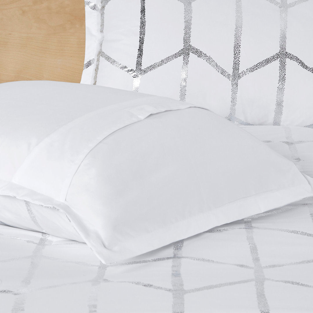 Raina Metallic Printed Comforter Set Intelligent Design Color: White/Silver Size: Full/Queen Comforter + 2 Shams + 2 Throw Pillow