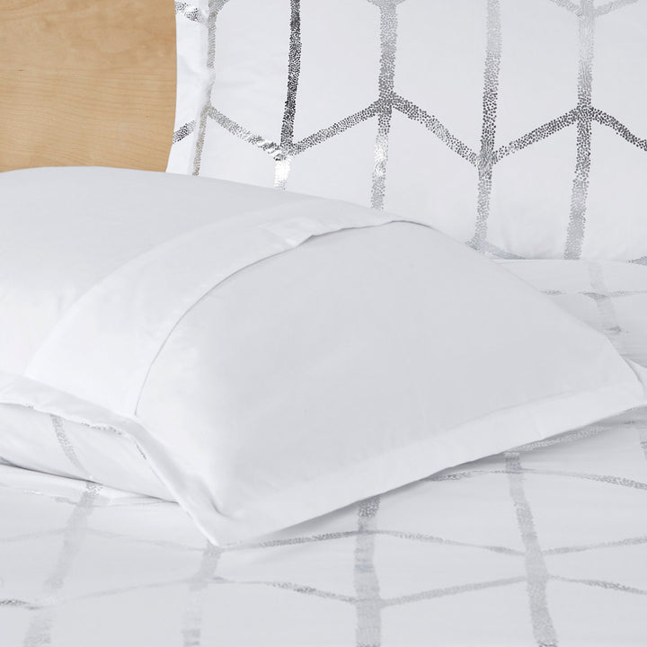 Raina Metallic Printed Comforter Set Intelligent Design Color: White/Silver Size: Full/Queen Comforter + 2 Shams + 2 Throw Pillow
